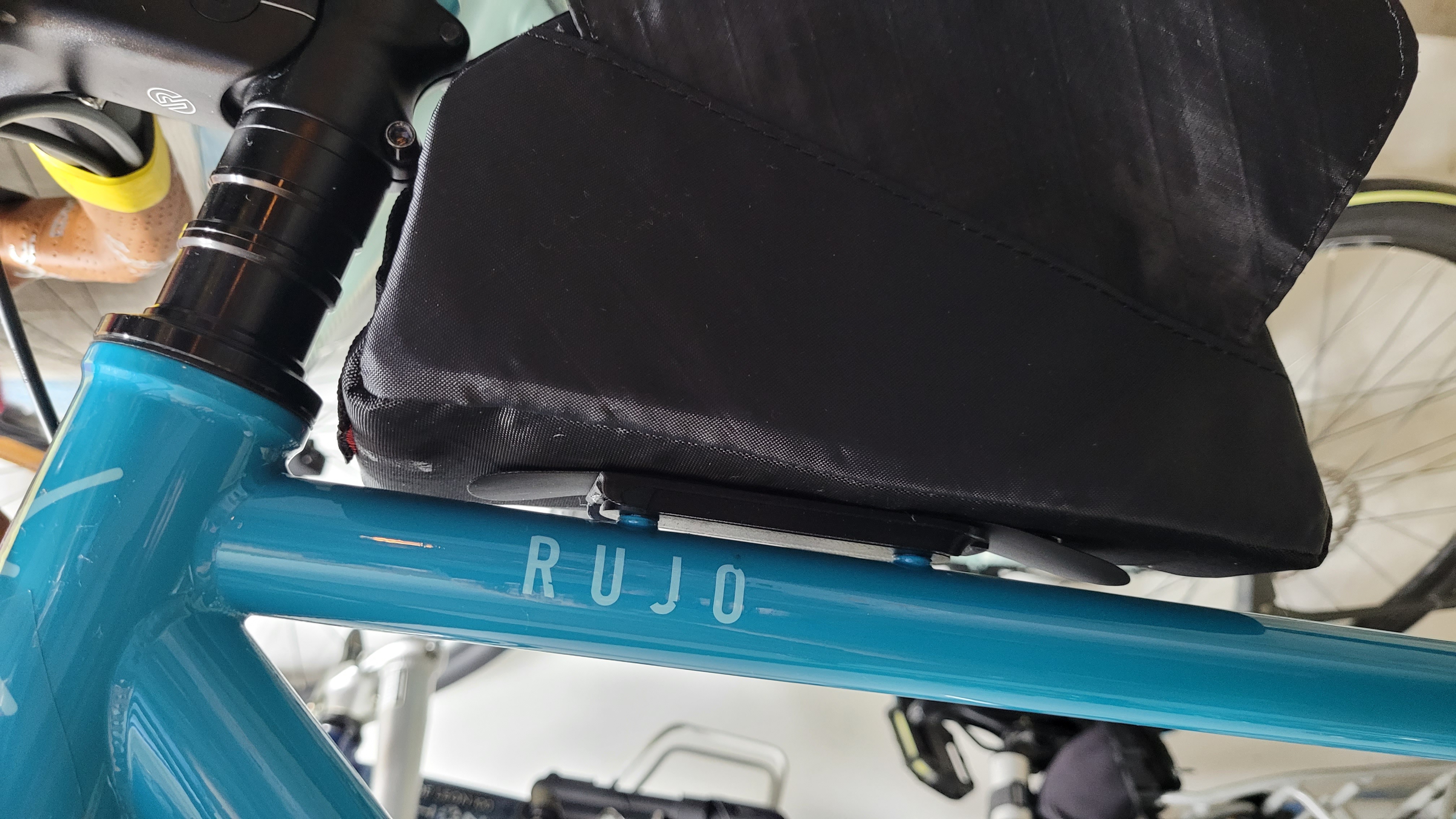 From bolted to quick-release: Wilshire Bros top tube bag mounting