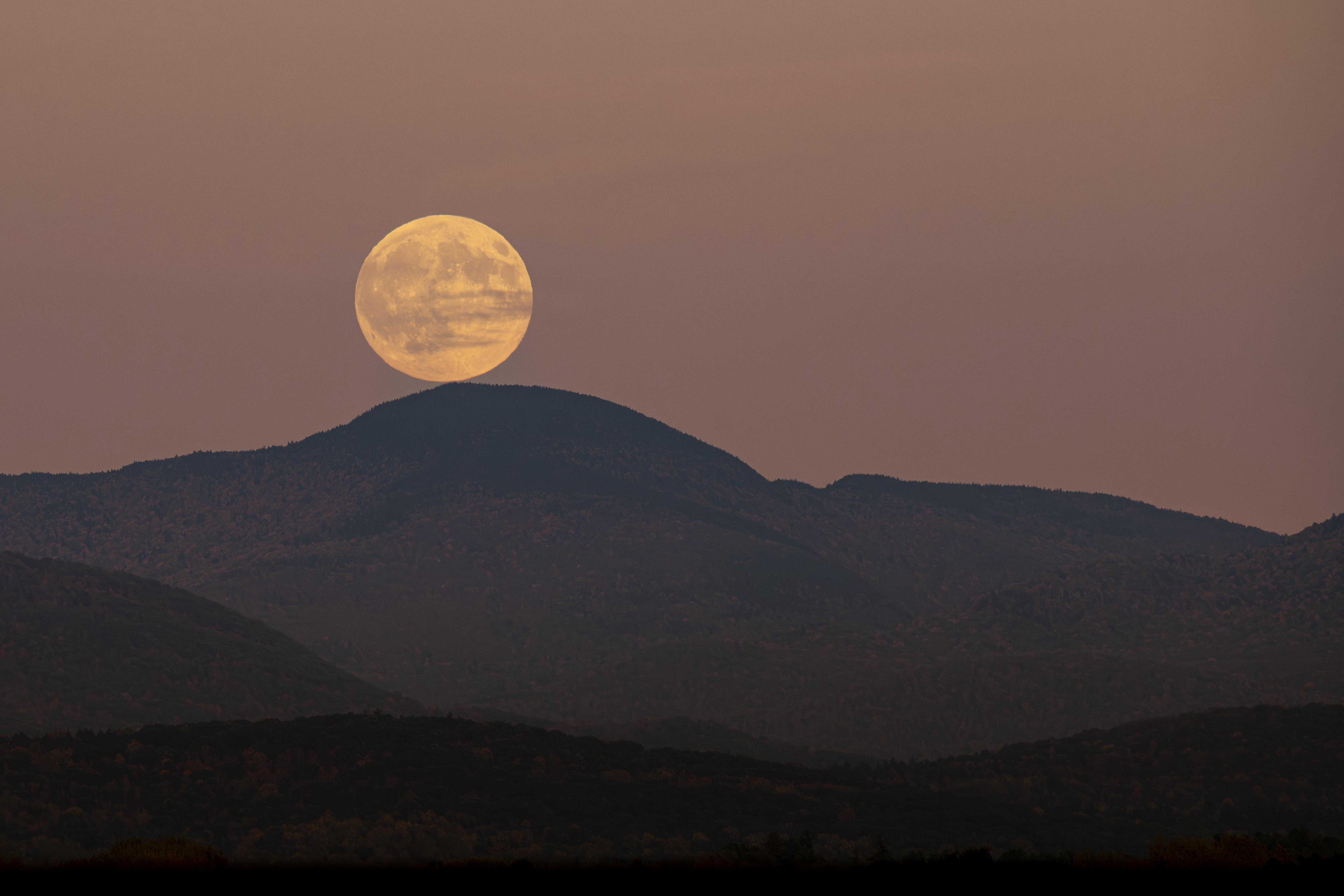 Last night's super moon over Mt Mansfield : r/vermont