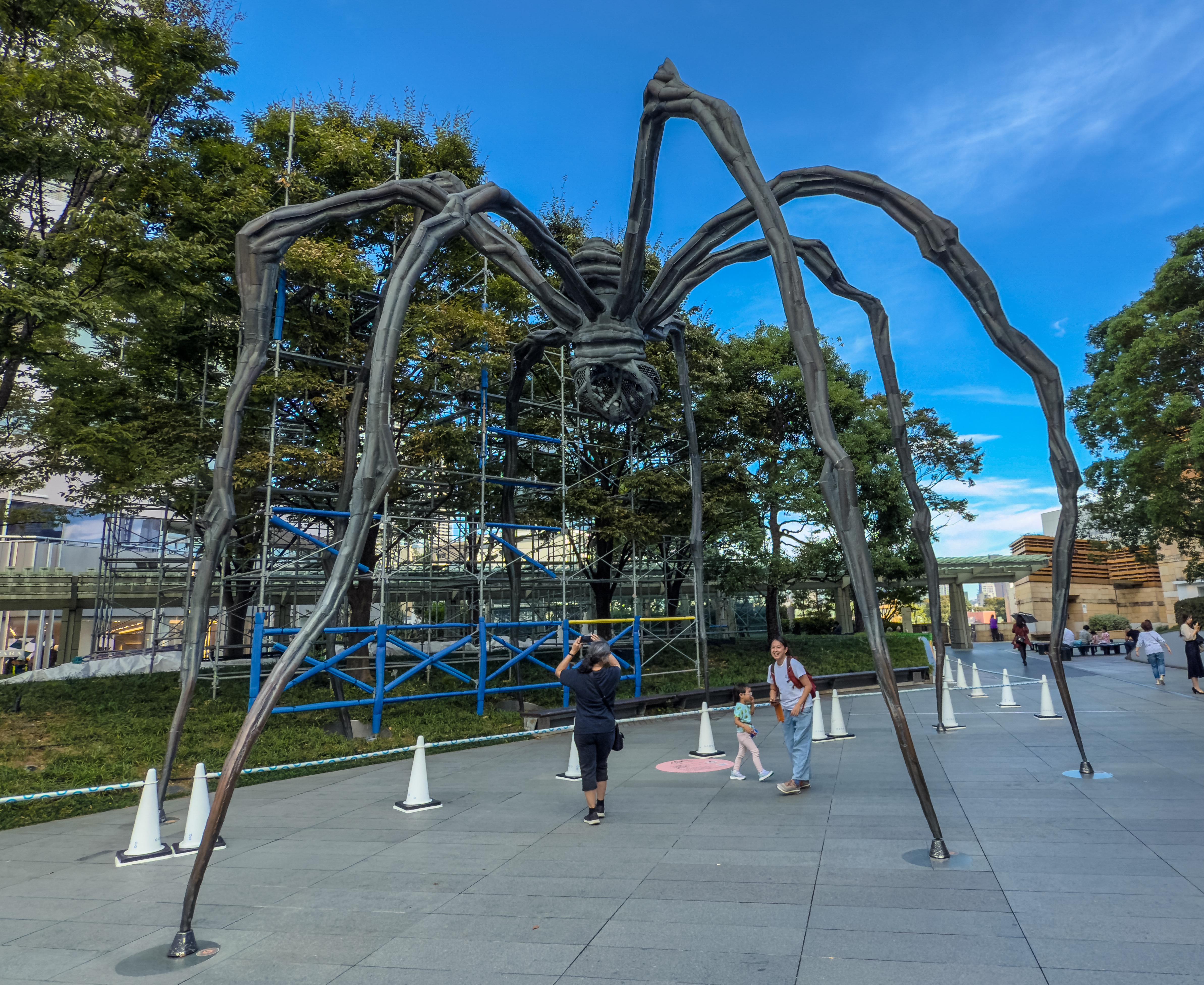 六本木ヒルズ、東京のママン・スパイダー彫刻 : r/pics
