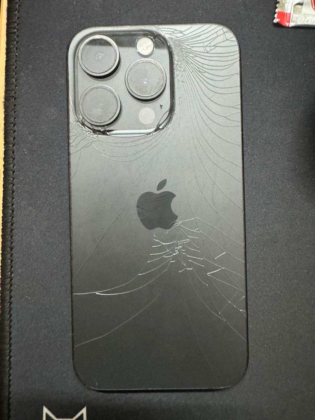 充電中に勝手にバック画面が割れた (15 pro) : r/iphone