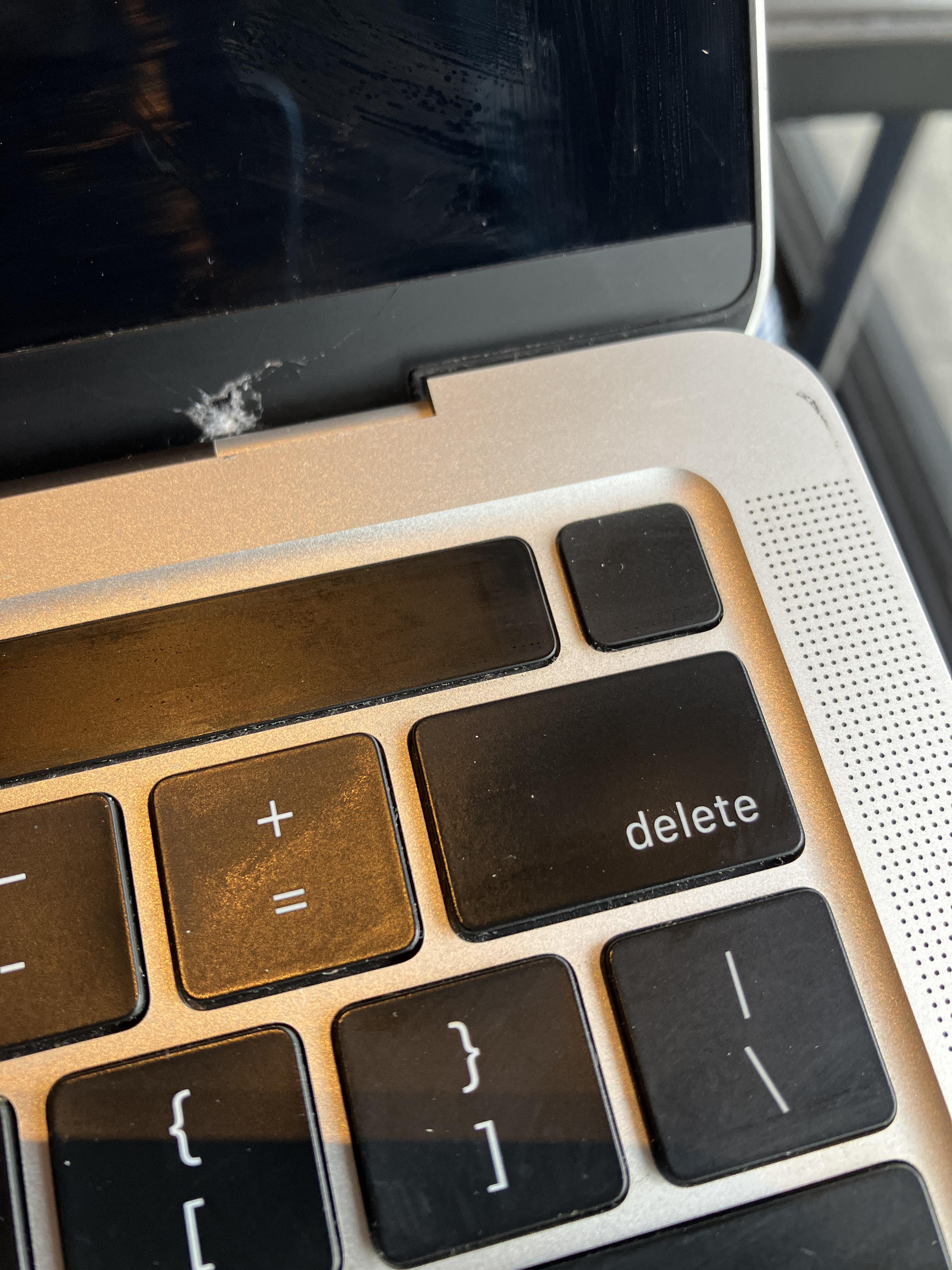 MacBook Pro の画面が割れちゃった。これってどうやって修理するの