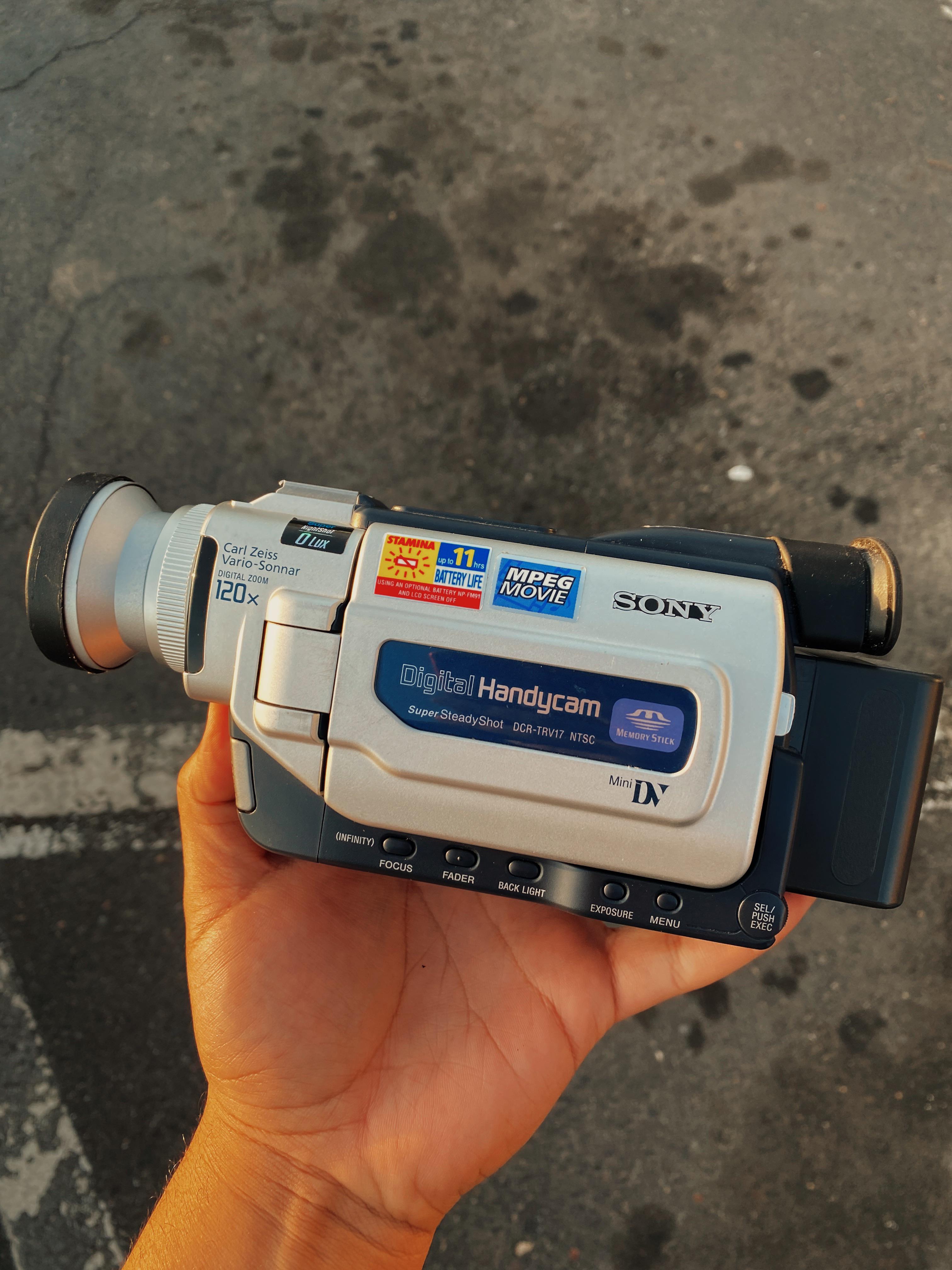 このモデルでメモリースティック Duo にビデオを撮影できるか誰か確認