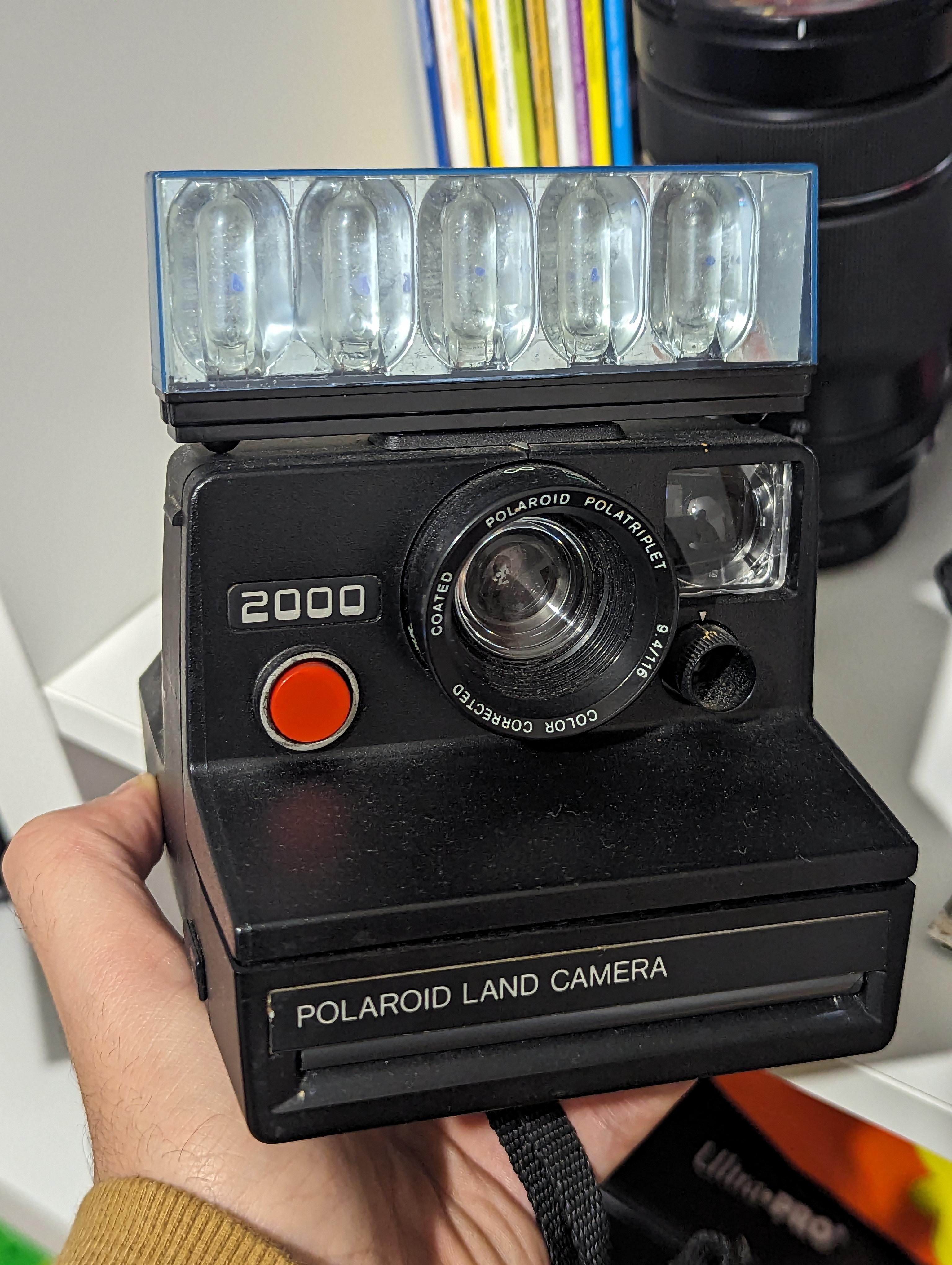 おばあちゃんからこのポラロイド2000をもらったんだ。どんなフィルムが