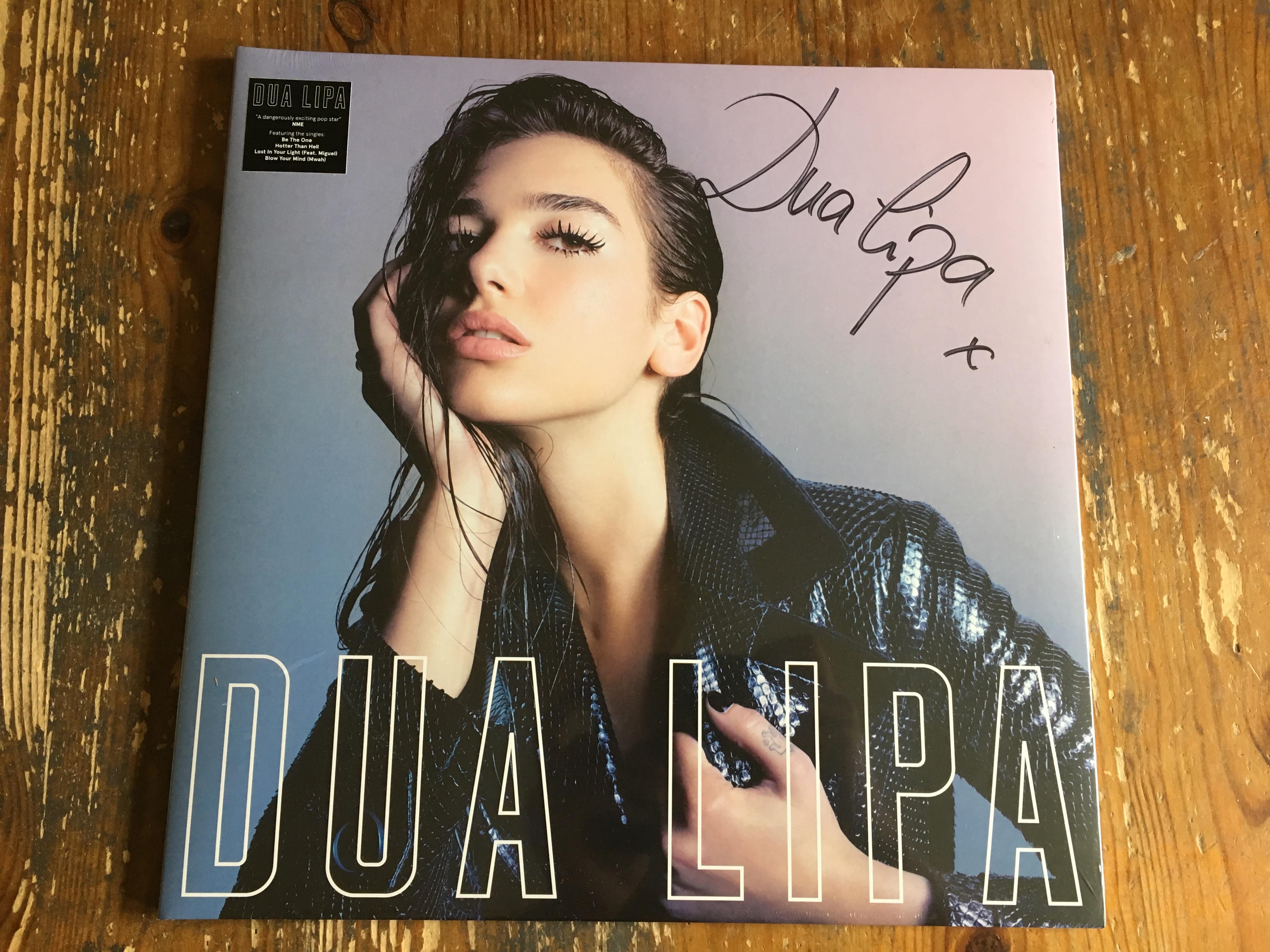 今日、Dua Lipaのデビューアルバムのサイン入りビニールが届いたよ
