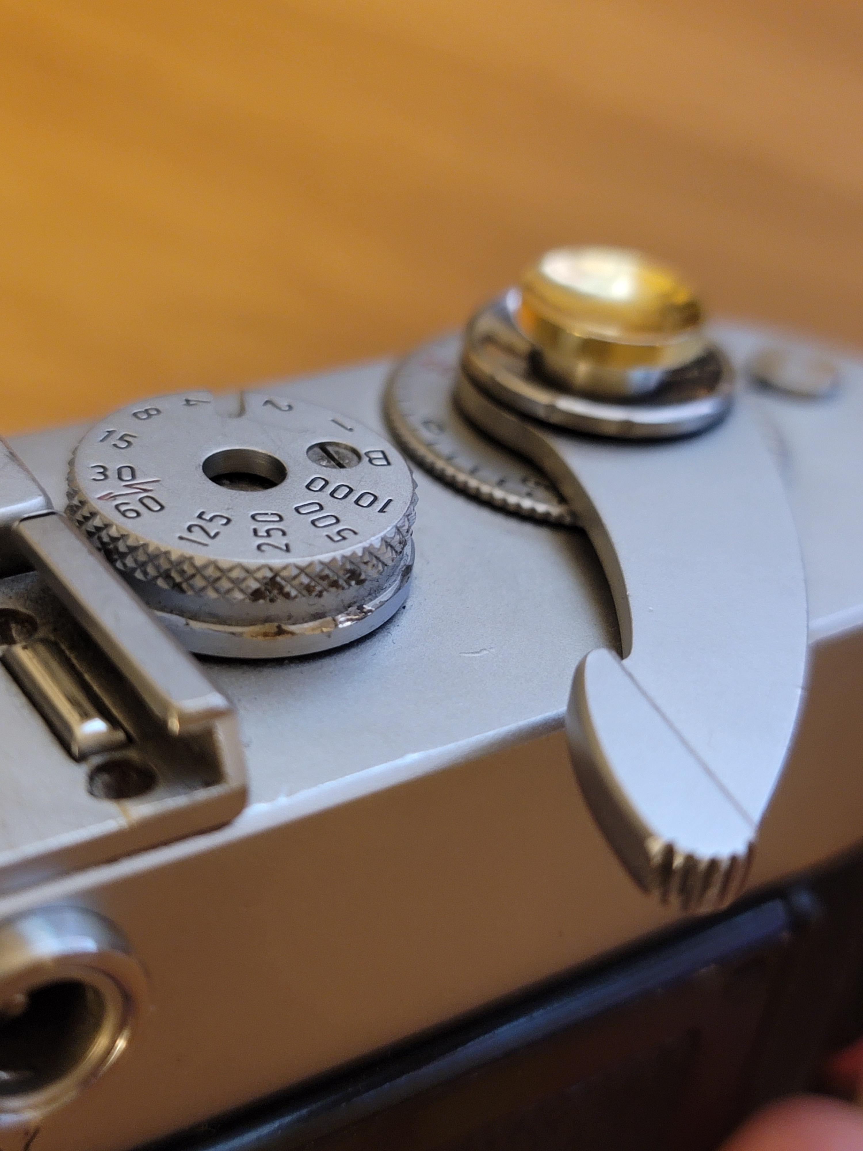 ライカのフィルム巻き上げレバーがシャッターダイヤルに当たる？実際に