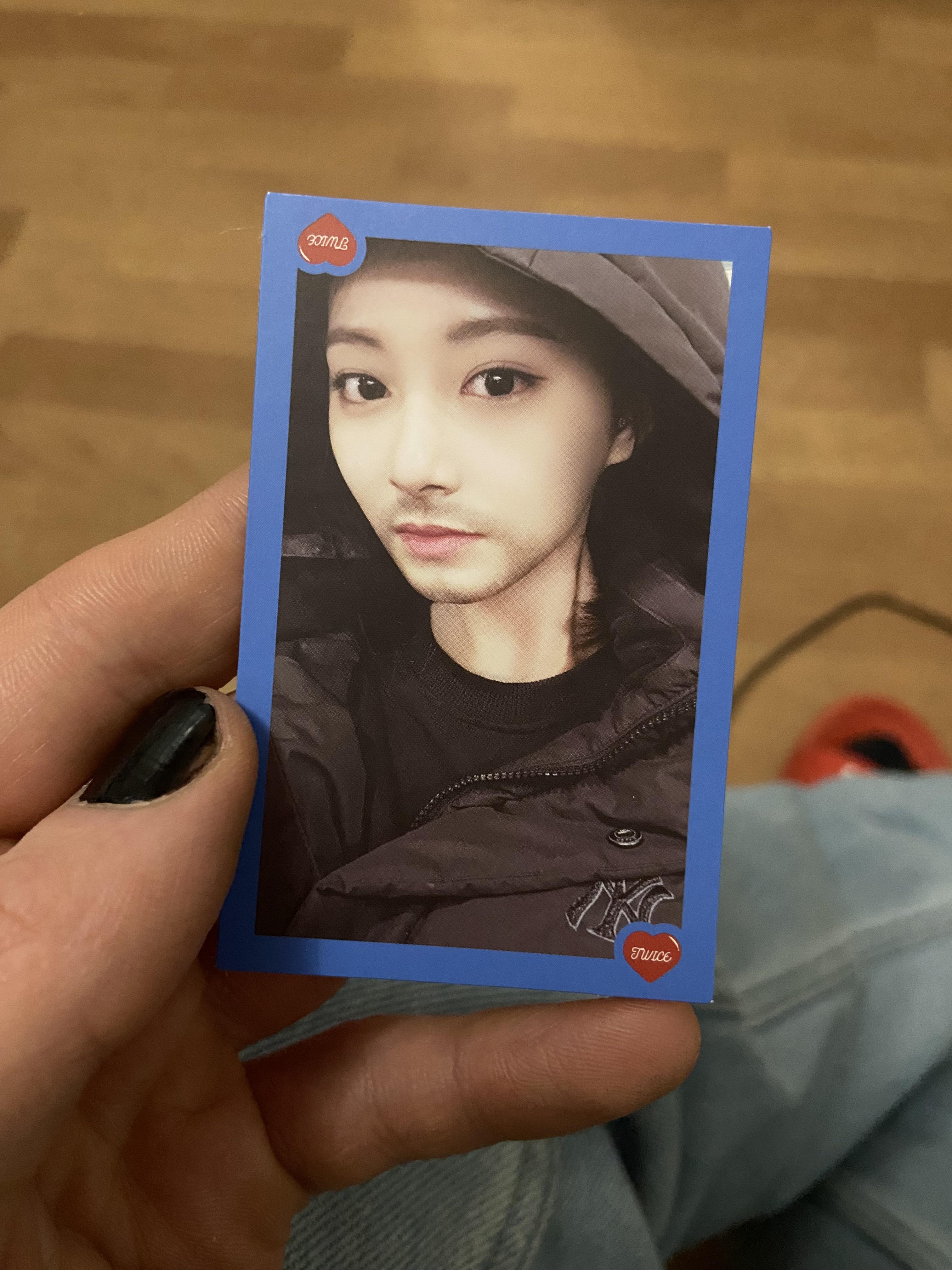 やあみんな、What is Loveアルバムが届いて、ヒゲのツウィのトレカが