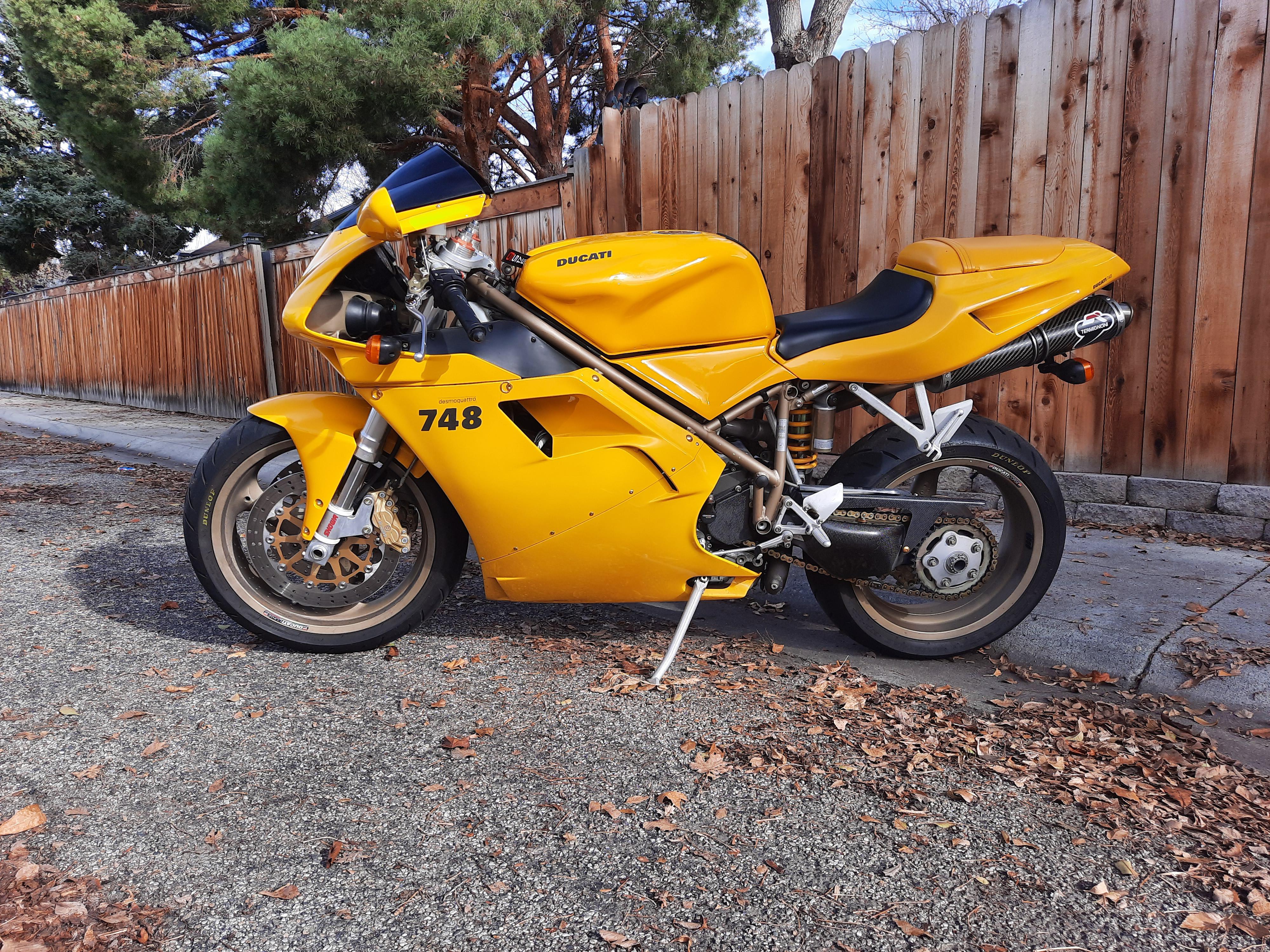 ちょうど2001年の748を買ったんだ。走行距離は5000マイル。ミント