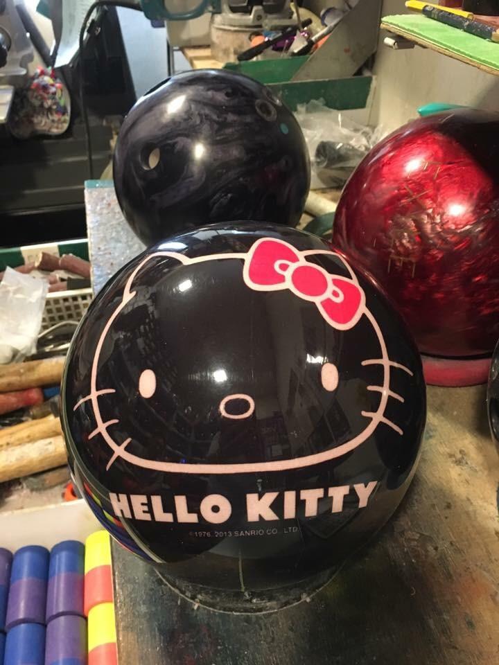 奥さん、新しいハローキティの14ポンドのボーリングボールが欲しいん