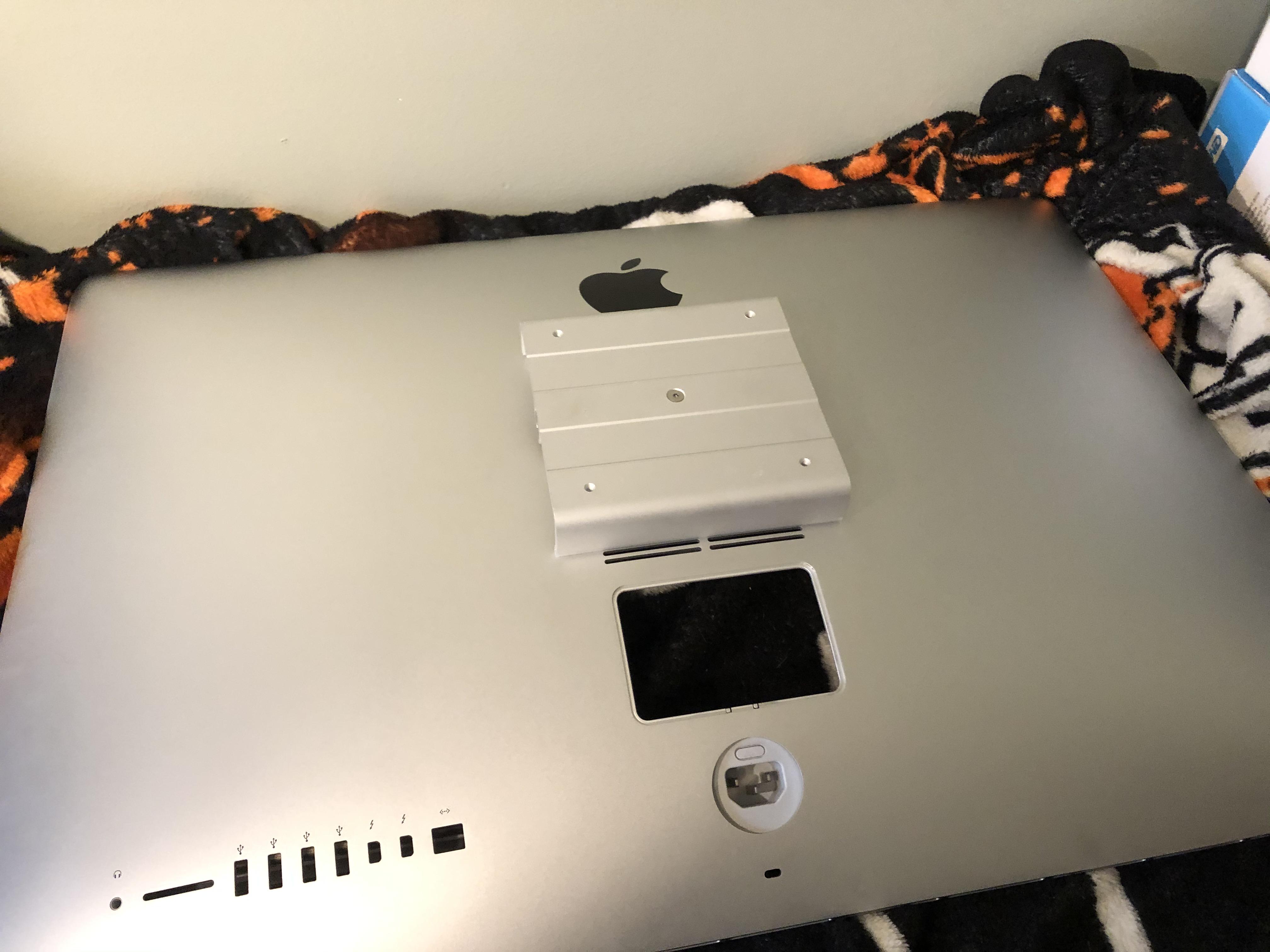 奥さんの2012年製の27インチiMacにVESAマウントを取り付けたよ！ : r/mac