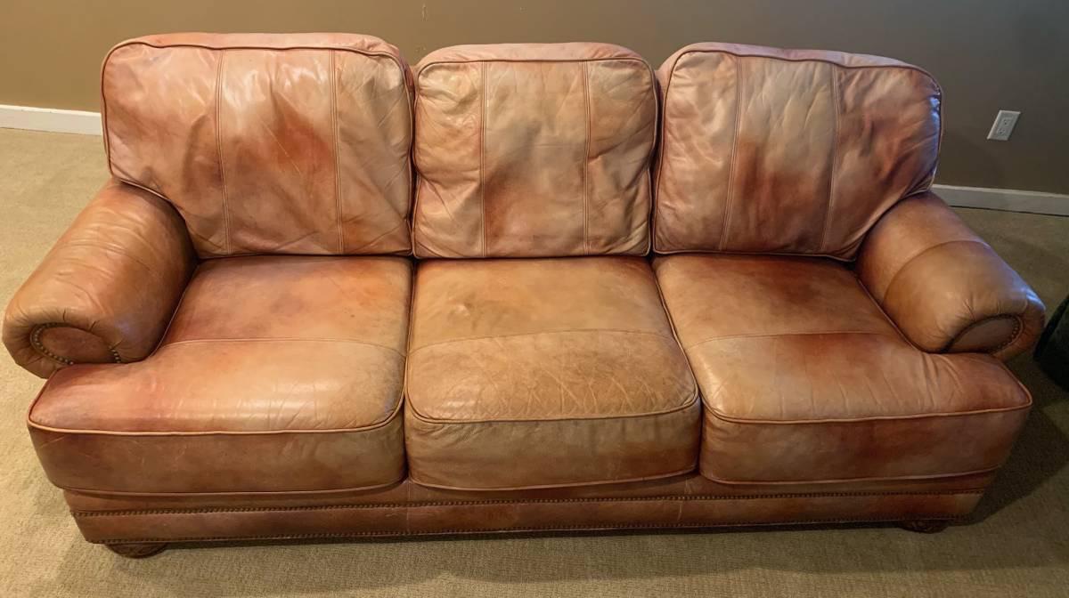 買ったソファが本革かどうか、ヒントを探してるんだ。革の代用品って