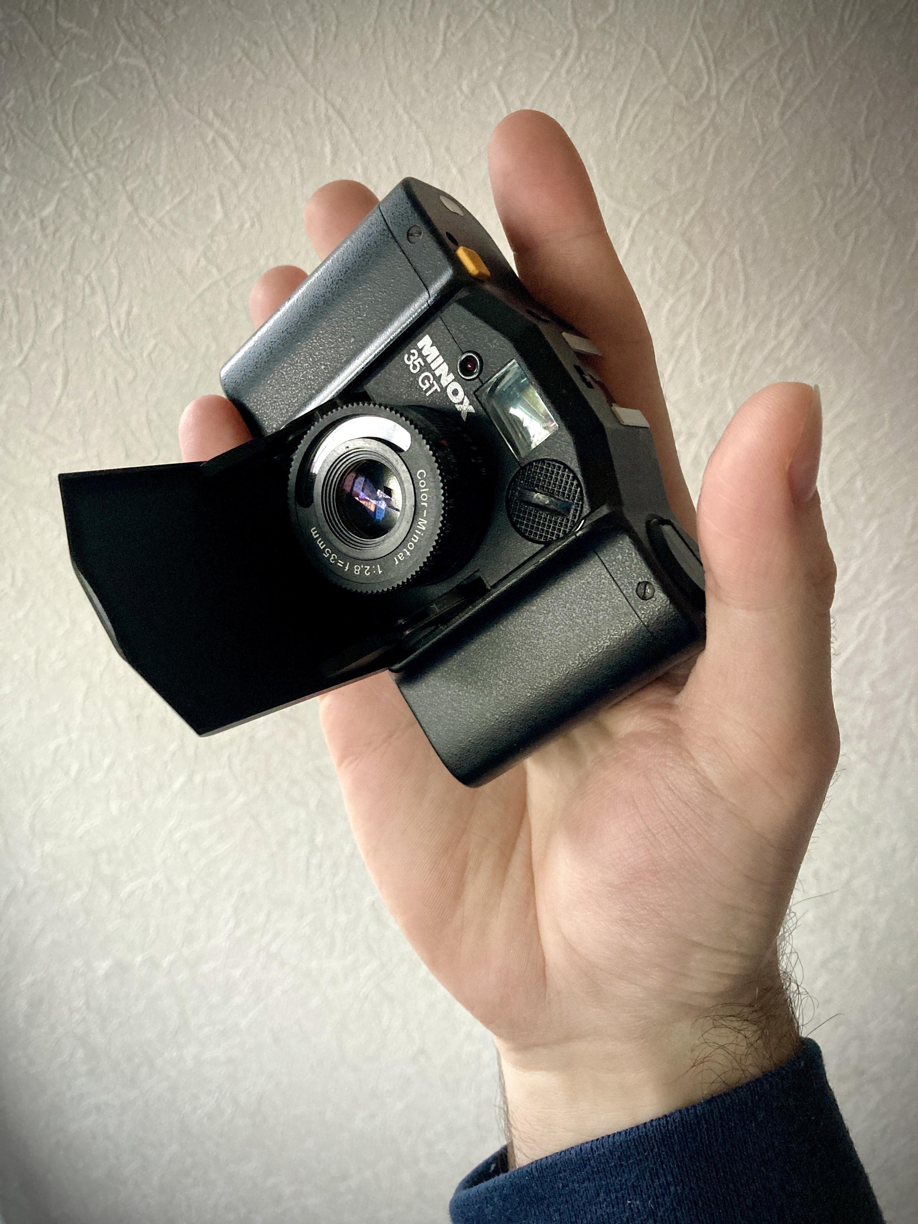 この Minox 35 を 10€ でゲットしたんだ。見て、めっちゃちっちゃい