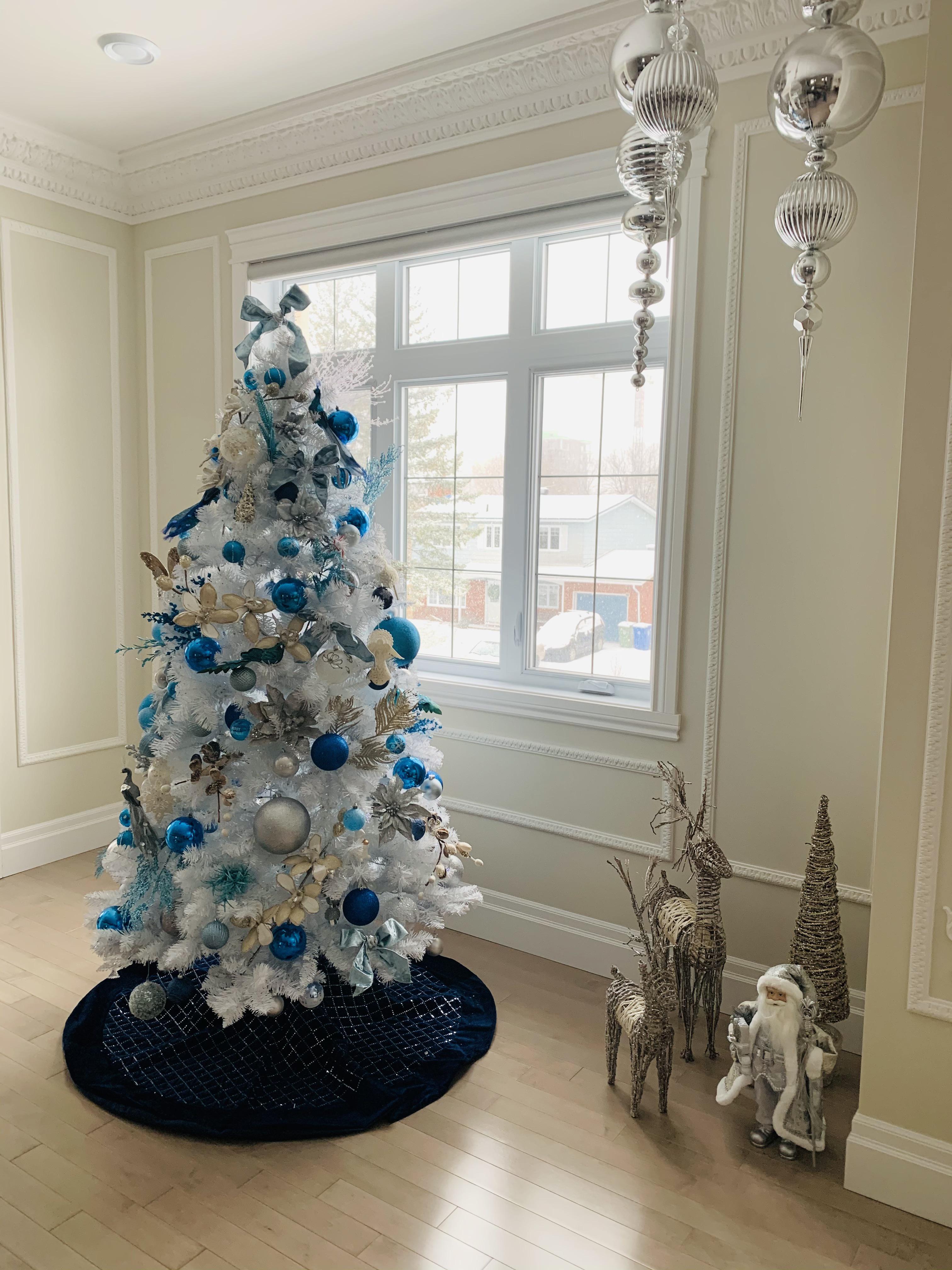 青とシルバーのオーナメントが付いた、美しい白いクリスマスツリー : r