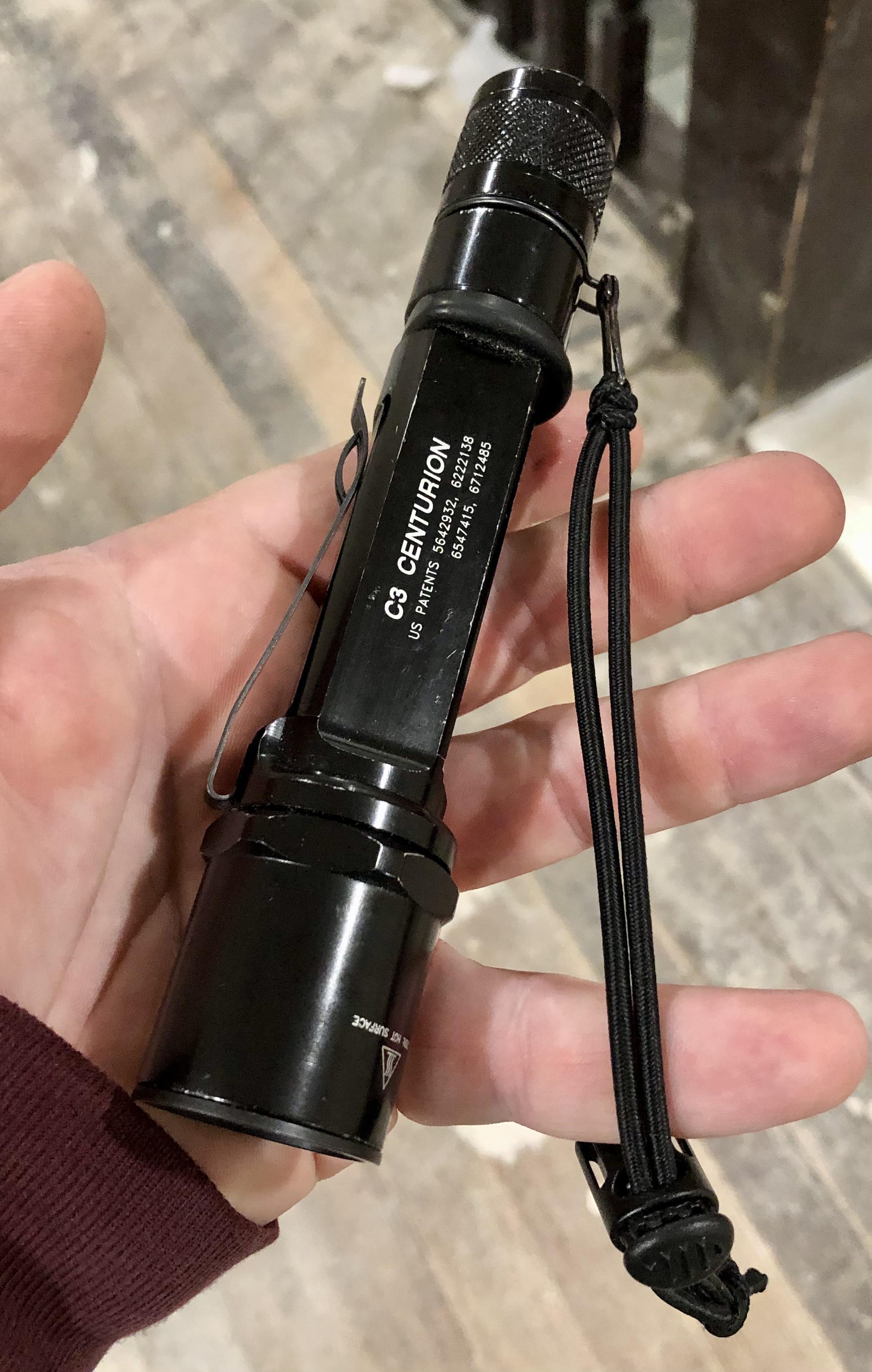 昔ながらのSurefireはやっぱり一番カッコいいよね : r/flashlight