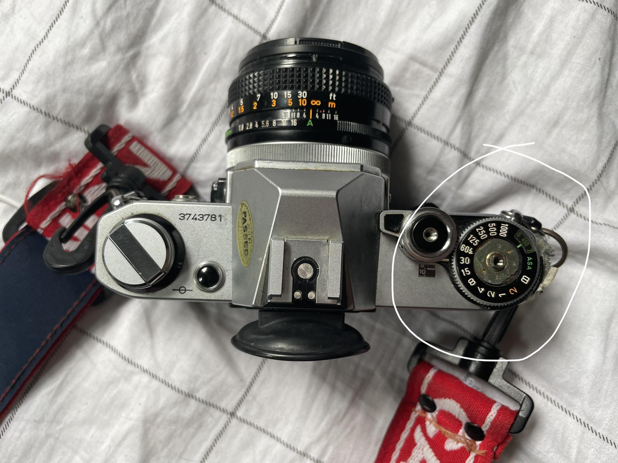 Canon AE-1 のフィルム巻き上げレバーが外れちゃった（でも詰まって