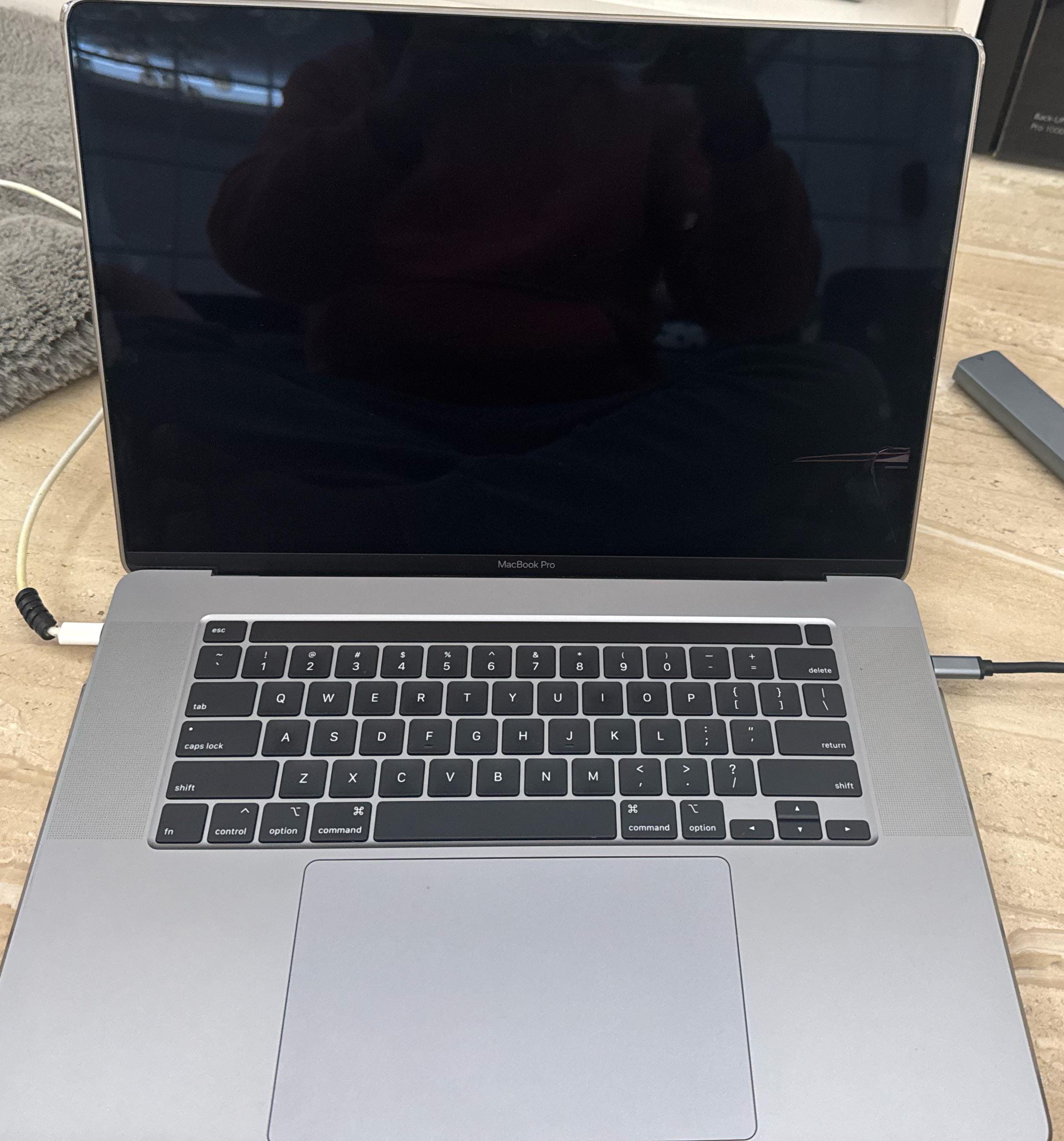 画面が壊れて真っ暗なMacbook Pro 2019 (A2141)を外部ディスプレイに