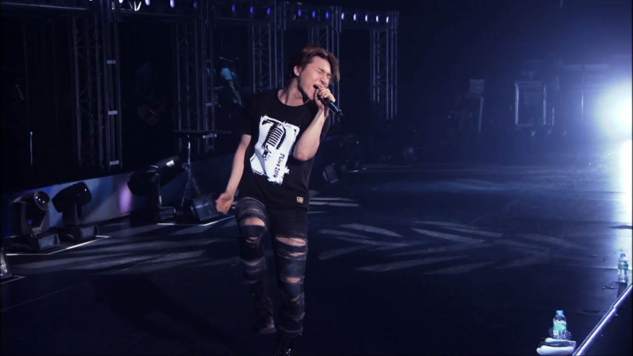 D-LITE - SHUT UP (from 'D-LITE DLive 2014 in Japan D'slove') - YouTube