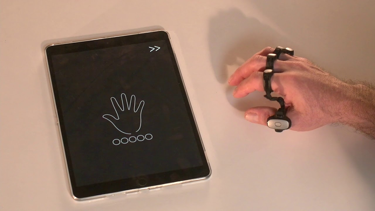 VR内で活用できるウェアラブルキーボード「Tap Strap」