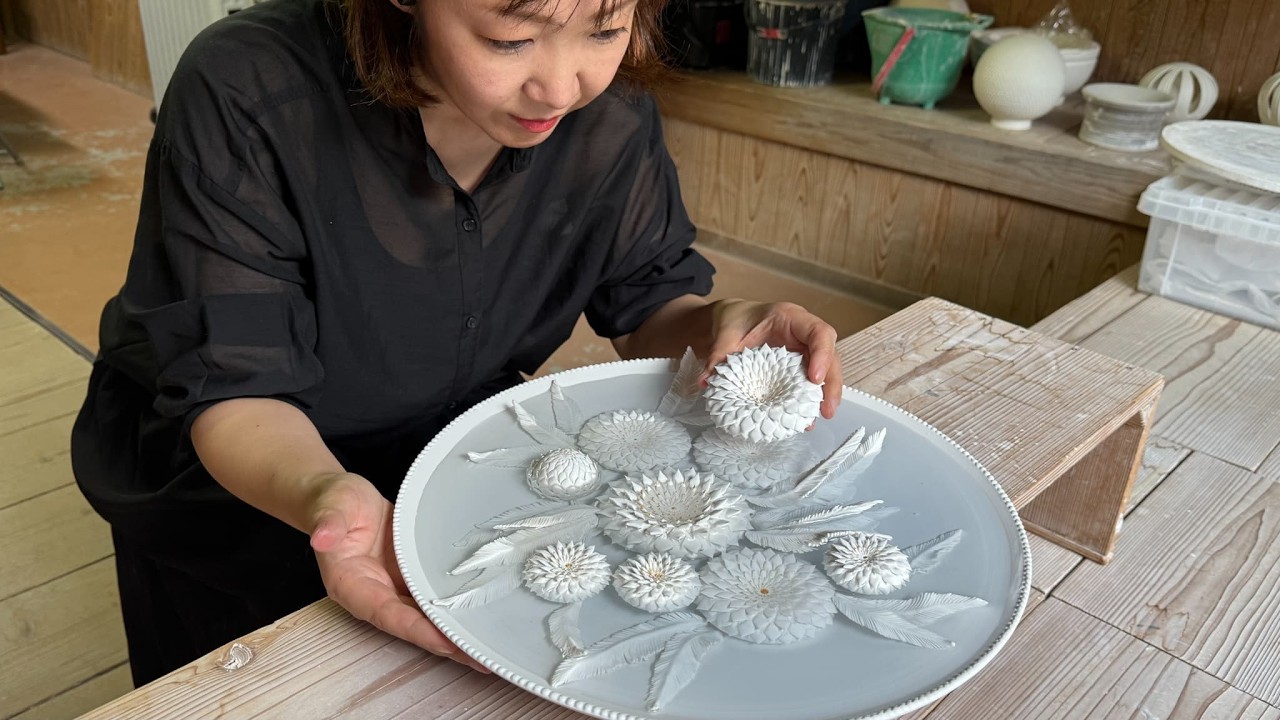 10,000回ハサミで土を切り、お皿の中に水中庭園を作るプロセス。100年