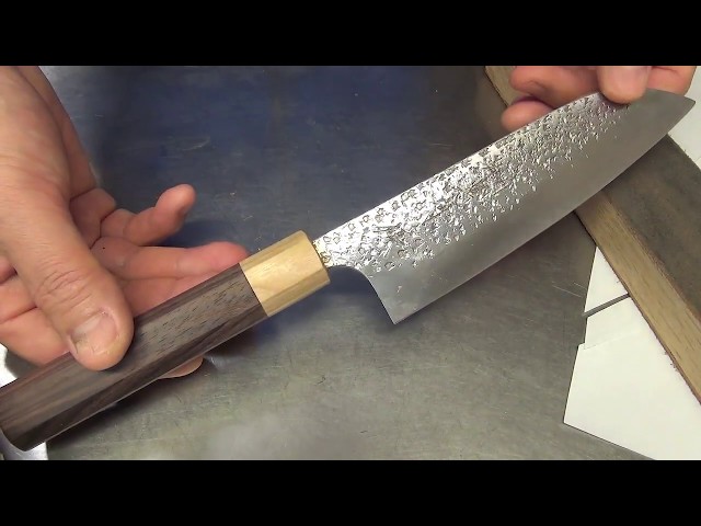 越前黒崎優作R2三徳包丁の刃持ち - YouTube