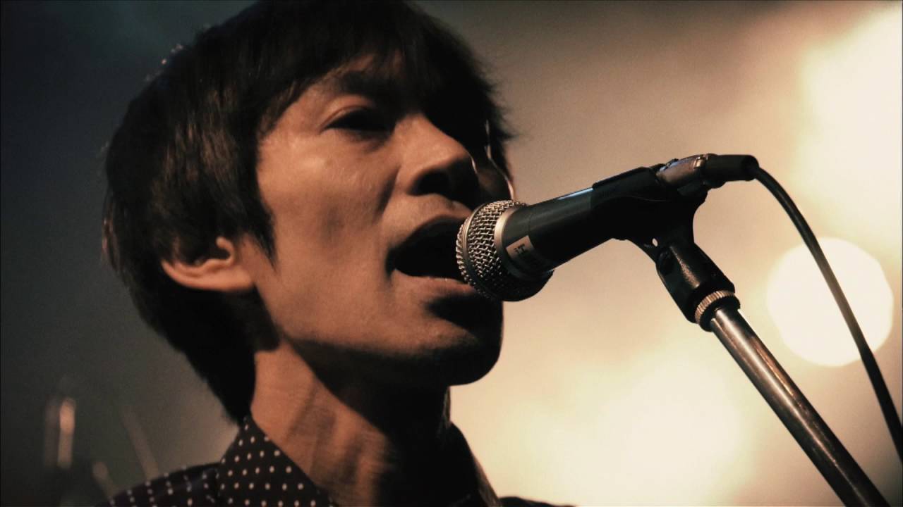 スピッツ / 醒めない - YouTube