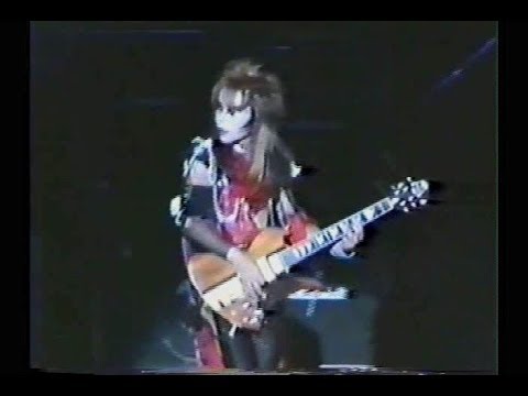 20才の時のHIDE (XJAPAN) 1985 横須賀サーベルタイガー - YouTube