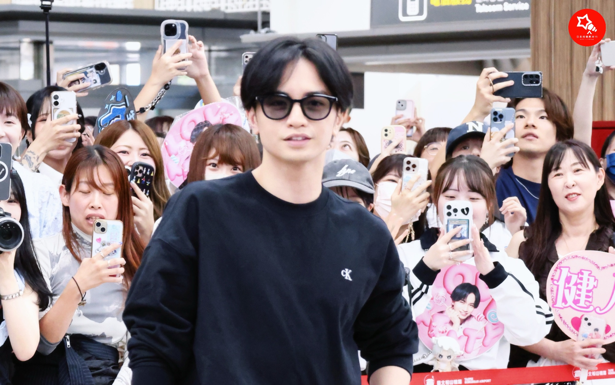 中島健人、台北で海外初ライブ開催！空港に500人集結、投げキスで