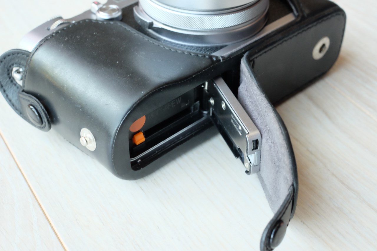 お散歩カメラにもオススメ。富士フイルム X100F『専用レザーケース』が