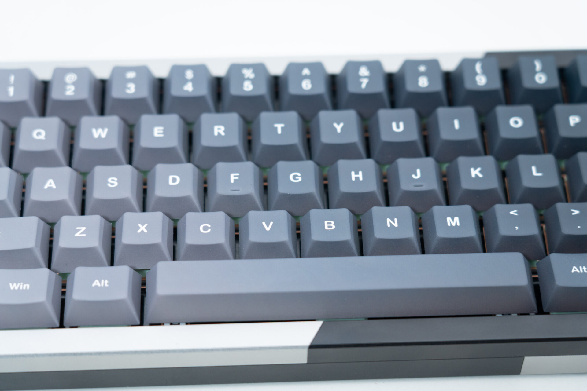 グラデーションデザイン×とろける打鍵感が魅力「KiiBOOM Loop 65