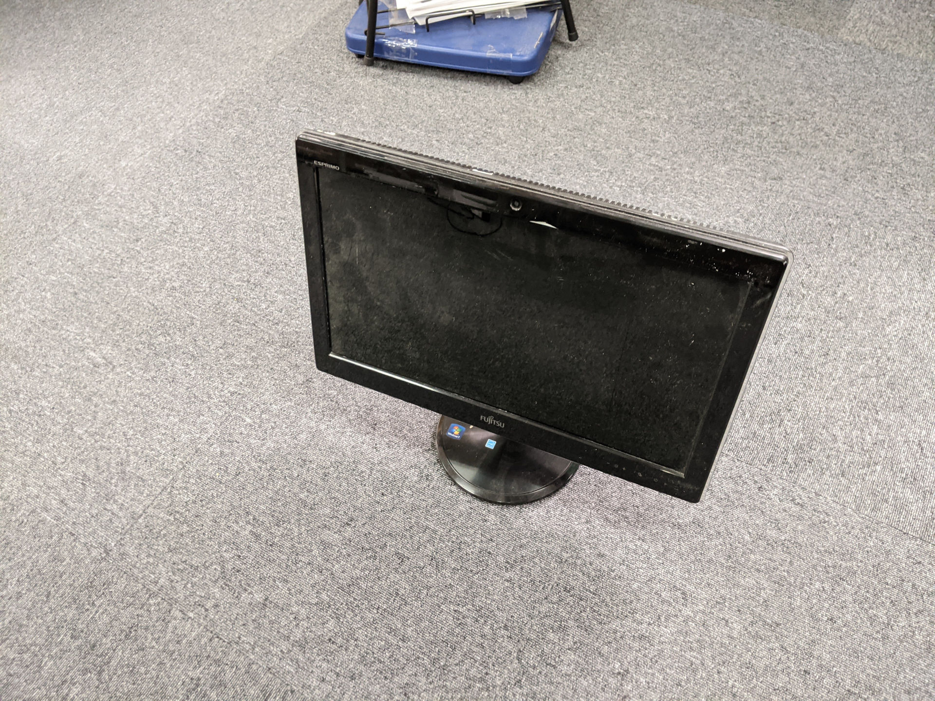 富士通 ESPRIMO EH30/ET のHDDを取り出す分解手順 | パソコンりかばり