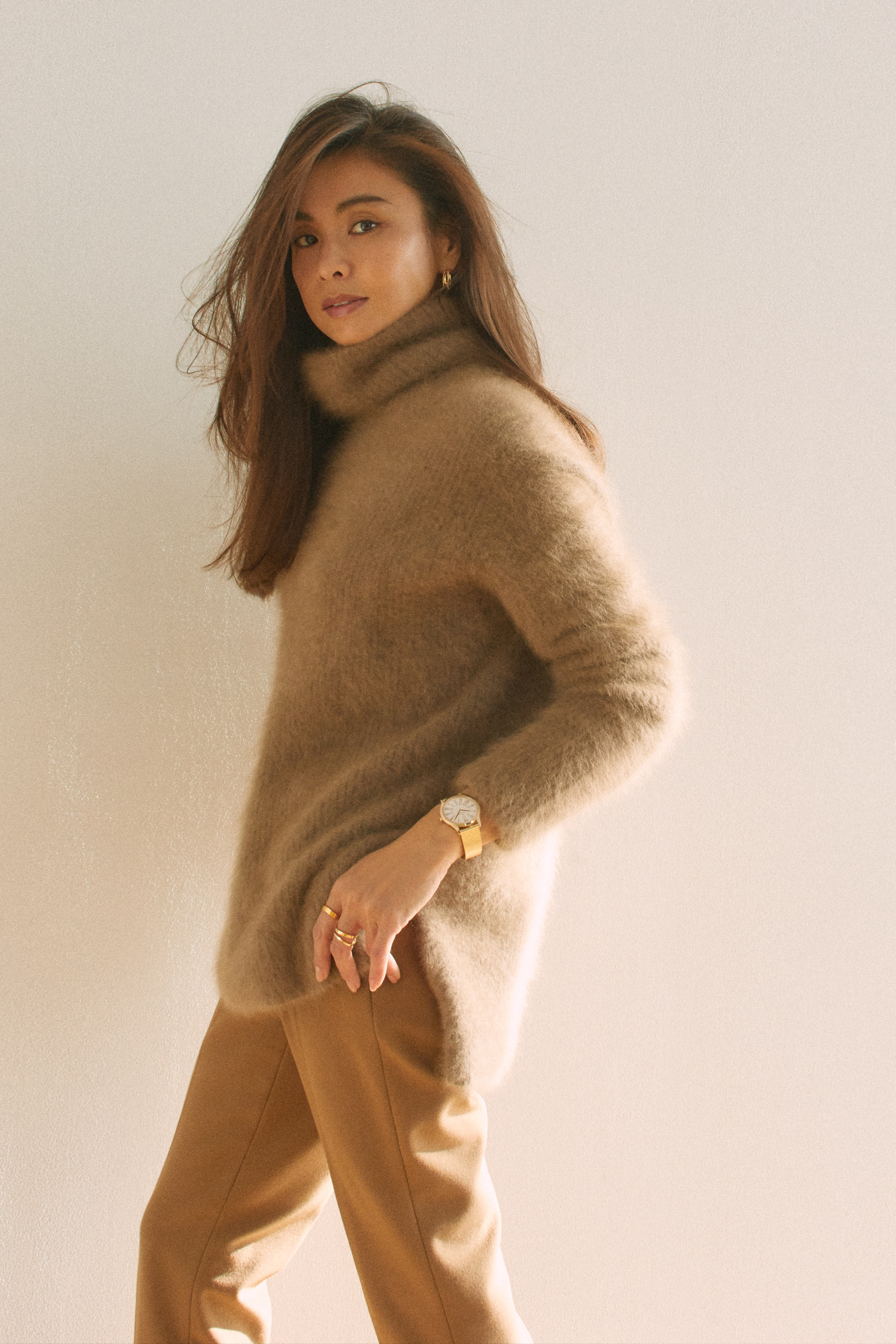 滝沢眞規子さん「ビッグフェイスウォッチ」の女らしいつけ方 | VERY NaVY