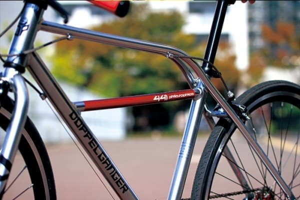 シームレスチューブフレーム」を採用したクロスバイク、ドッペル