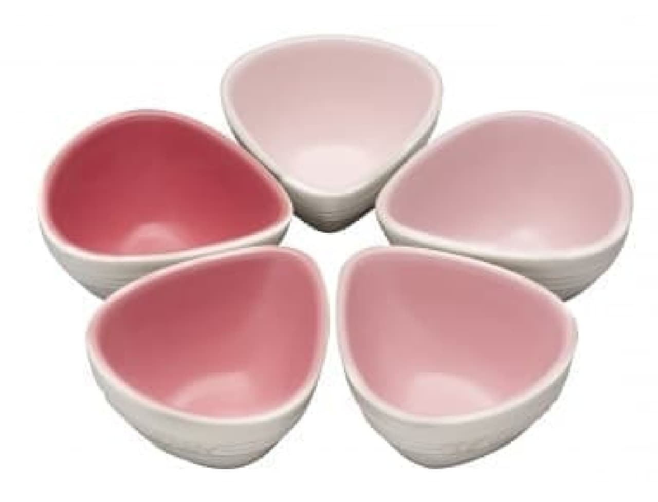 キッチンに春の便り♪「ル・クルーゼ」からふんわりピンクのフラワー