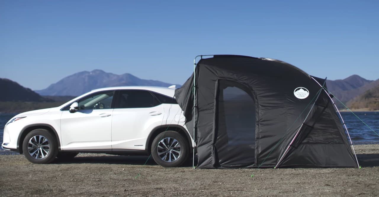 クルマのリアに連結できるテント「カーレックス」Makuakeに登場 ― 車