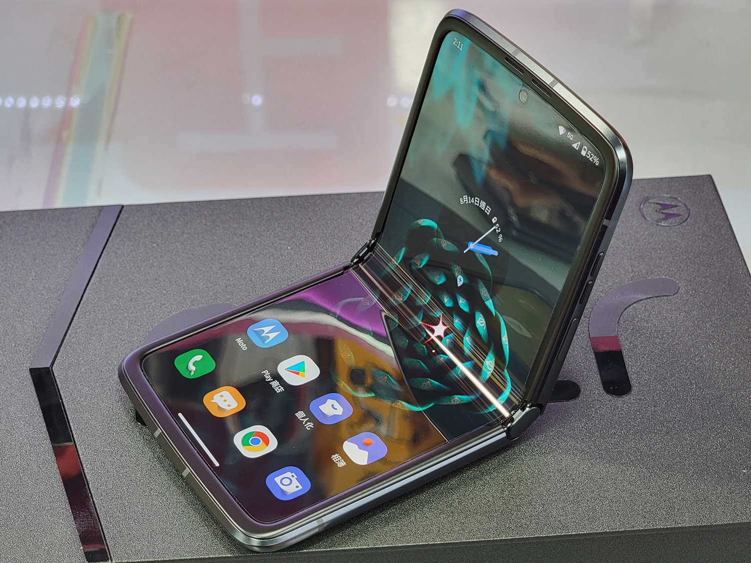 モトローラの新折りたたみスマホ「razr 2022」は何が変わった？ 過去2