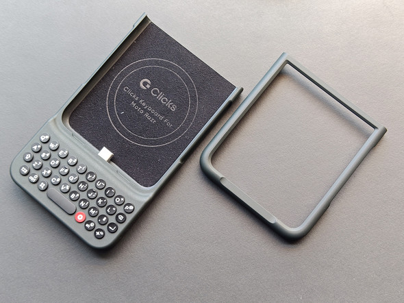 Motorolaの「razr 60」をBlackBerry化するキーボードケースを使って