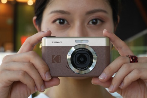 小さく、軽く、安く、そして“エモい” コダック「PIXPRO C1」は廉価な