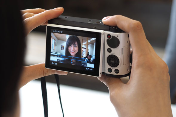 自撮りが楽しいカシオ「EX-ZR3000」を美女2人に使ってもらったら（2/4