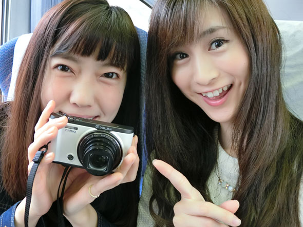 自撮りが楽しいカシオ「EX-ZR3000」を美女2人に使ってもらったら（1/4