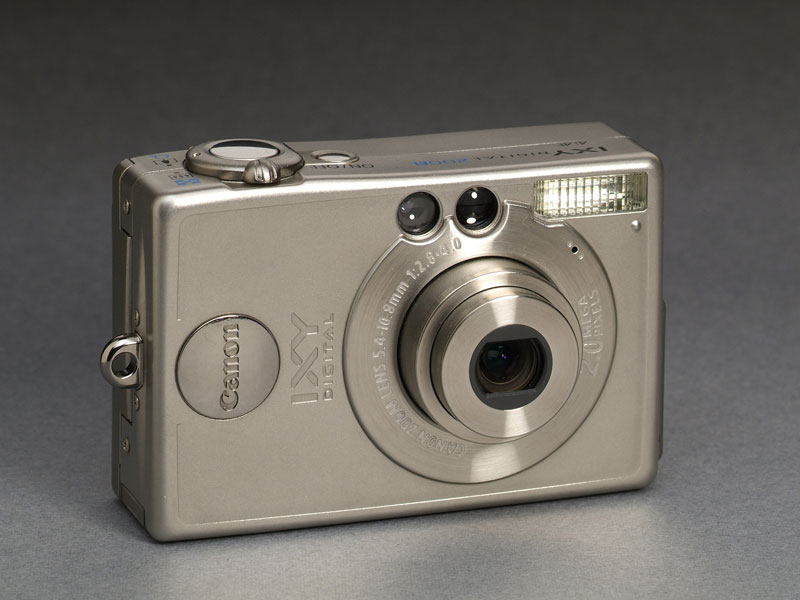 最初の完成形――キヤノン「IXY DIGITAL 200a」：矢野渉の「クラシック