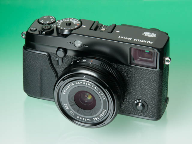 レンジファインダー風デザインのミラーレス機――富士フイルム「FUJIFILM