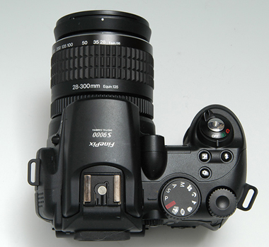 デジ一眼より実用的な“ネオ一眼”――FinePix S9000：レビュー（1/5