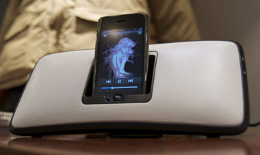 コンパクトな充電式モバイルスピーカー「Logicool Rechargeable