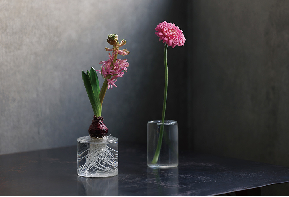 口もとまでたっぷりと水を注ぐと水の柱のようになるフラワーベース