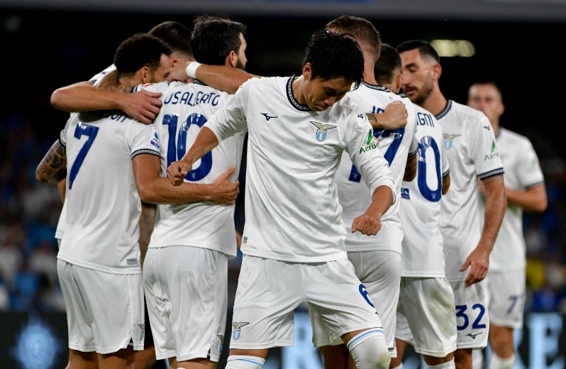 鎌田大地、ラツィオでひとりだけユニフォームが違う！？クラブが必死に