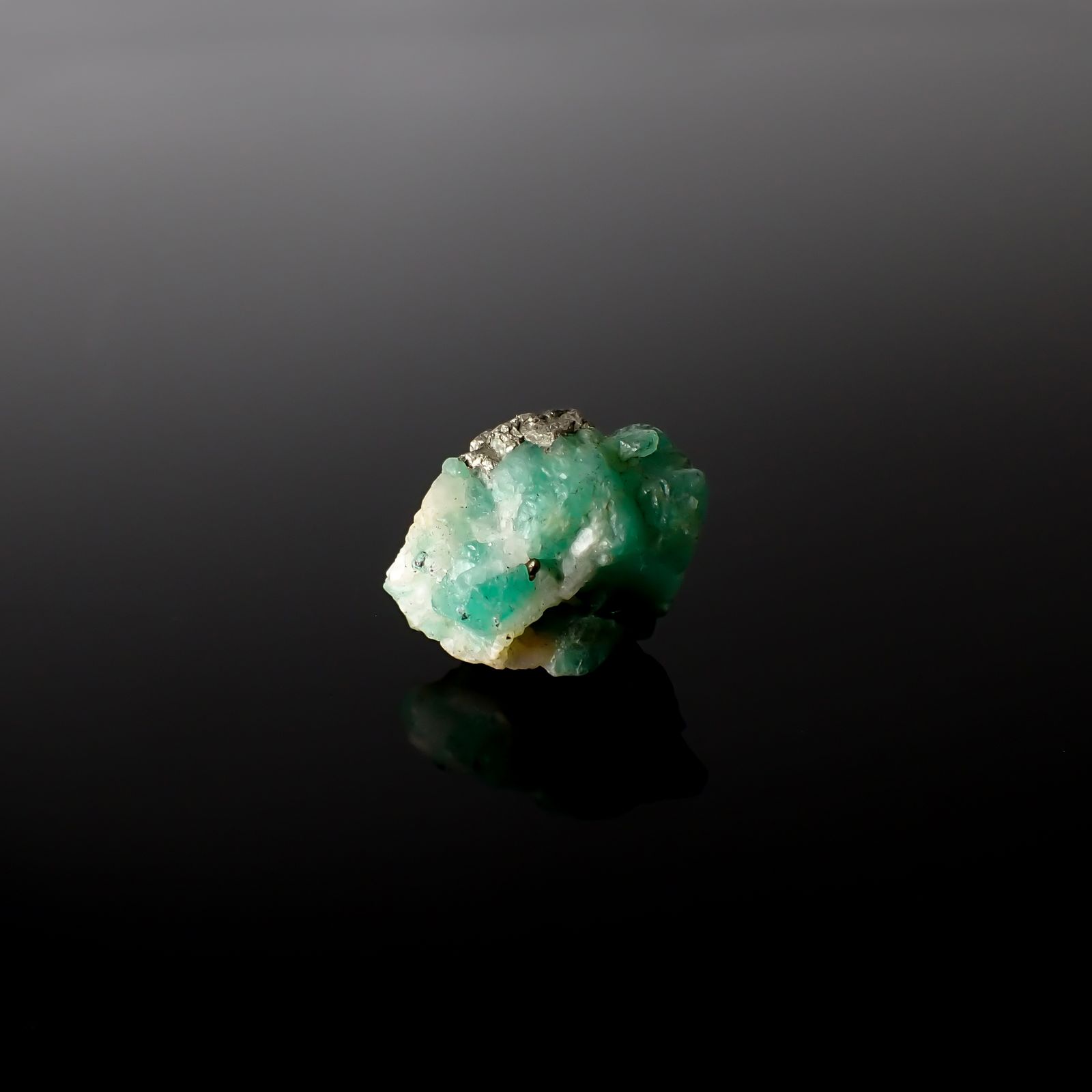 エメラルド 原石 コロンビア産 13.46ct / 18.3x14mm前後 [240427248