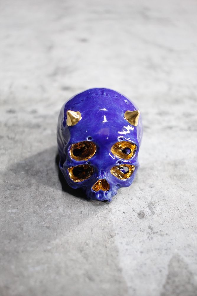 丸岡和吾 - 四つ目鬼髑髏ぐい呑 灰×金 (桐箱付) | HAZE