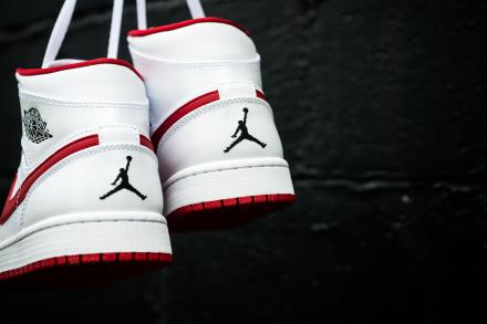 ナイキ エアジョーダン1 ミッド ホワイト/ブラック-ジムレッド