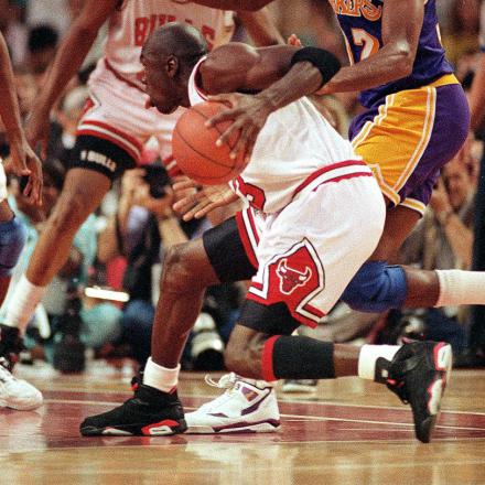 国内2月16日発売予定】 ナイキ エアジョーダン6 レトロ OG ブラック