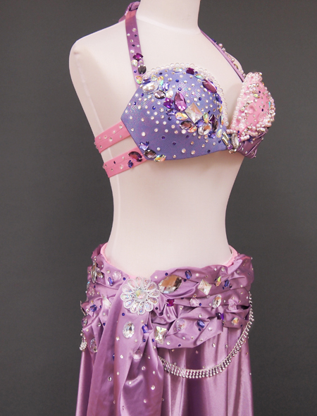 ピンク×パープルのキラキラ輝く装飾！ステージ映え抜群なベリーダンス