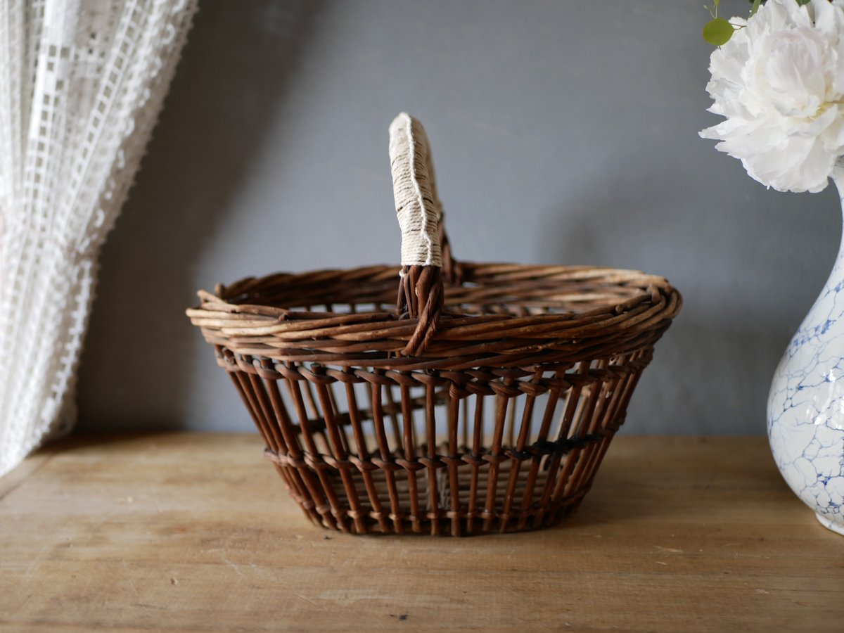 パニエ かご 籠 バスケット フランスブロカント アンティークのある